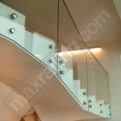 Стъклен парапет по стълби с дистанционер